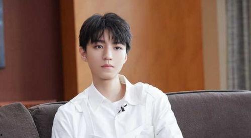 王俊凯中餐吃瓜视频播放,瓜王降临！