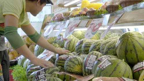 摆地摊吃瓜的视频素材,地摊经济下的吃瓜群众生活剪影