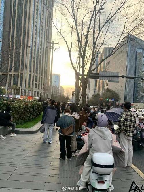 天府二街人吃瓜视频,街头热辣现场，揭秘成都市民生活百态